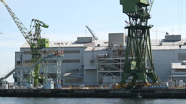 神戸港 ハーバーランドから造船所を見る