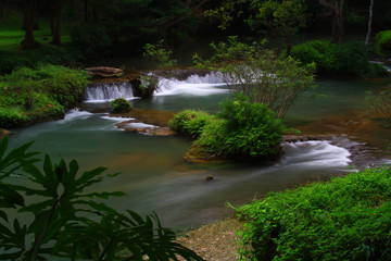 Obraz premium Waterfalls in the lush and beautiful forests of Thailand.