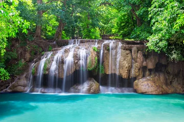 Fototapeten Tiefer Regenwald-Dschungel-Wasserfall © preto_perola