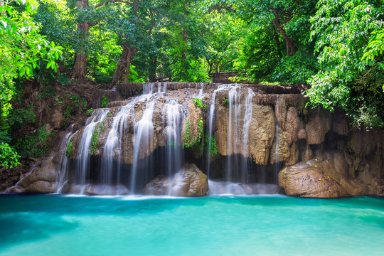 Fototapeta Wodospad schowany głęboko w dżungli na wymiar