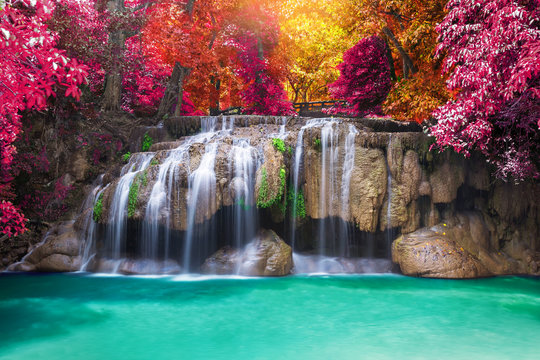 Fototapeta Wodospad w kolorowym lesie na zamówienie