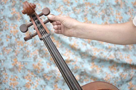 hand tuning a cello