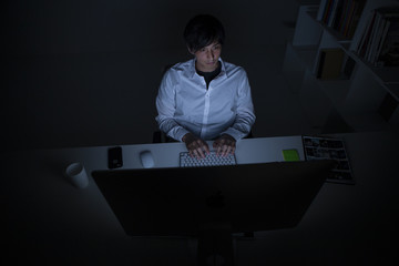 暗い部屋でハッキングをしてる