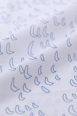 青いプリントの入った白い布