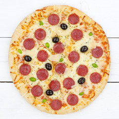 Pizza Pepperoni Peperoni Salami Quadrat von oben auf Holzbrett