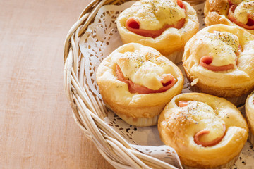 hot cross buns with bacon