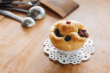 raisin bread bun 