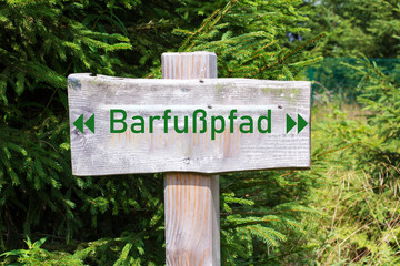 Holzschild Barfußpfad