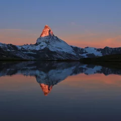 Foto auf Acrylglas Matterhorn Matterhorn bei Sonnenaufgang reflektiert im Stellisee, Zermatt. Schweiz.