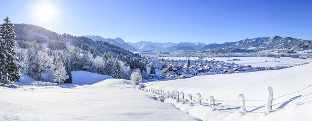 herrlicher Sonnenschein im frisch verschneiten Allgäu