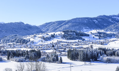 Fototapeta premium idyllisch verschneites Fischen im Allgäu