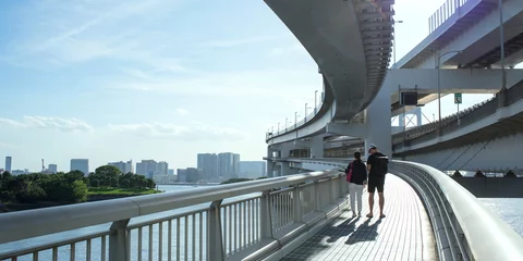Fototapeten Paar zu Fuß über die Rainbow Bridge in Tokio, Japan Rainbow Bridge Promenade © wooooooojpn