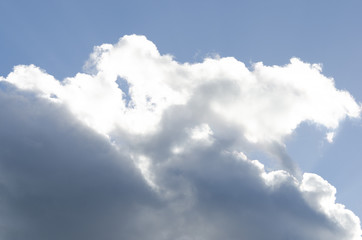 Himmel mit dunklen und hellen Wolken