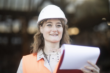 Junge Frau mit Helm arbeitend