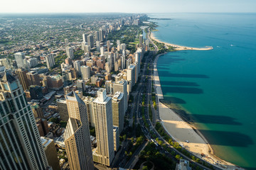 Skyline von Chicago mit Blick auf Oak Street Beach bei Tag (Sicht von John Hancock Center)