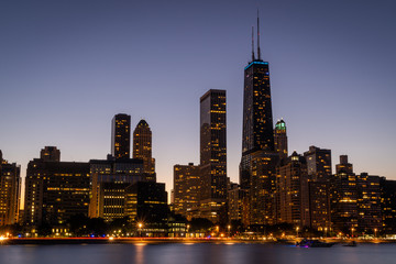 Fototapeta na wymiar Skyline von Chicago bei Nacht (Sicht von Milton Lee Olive Park)