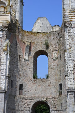 Durch Artilleriebeschuss zerst&ouml;rte Ruine der Abtei Mont Saint Eloi 