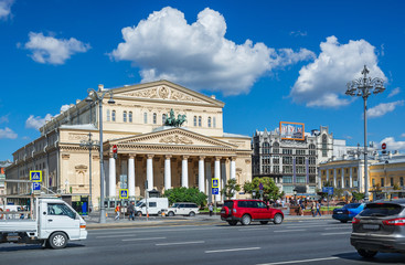 Fototapeta premium Большой театр в Москве солнечным днем Bolshoi Theater and white clouds on a blue sky