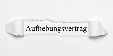 Obraz premium Aufhebungsvertrag auf weißen gerissenen Papier