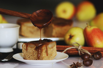 Apple pie charlotte with tea and caramelle