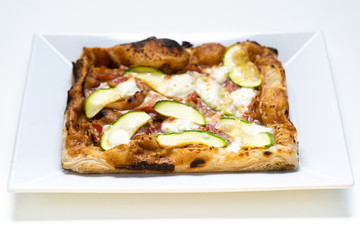 Pizza rettangolare con zucchine e pecorino