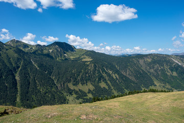 Fototapeta na wymiar Mountains in the Bonaigua in the Valley of Aran, Pyrenees