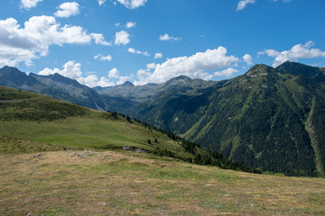 Fototapeta na wymiar Mountains in the Bonaigua in the Valley of Aran, Pyrenees