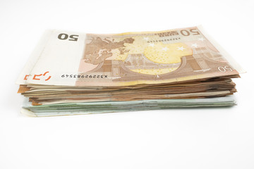 Ein dicker Stapel Eurobanknoten über weißem Hintergrund
