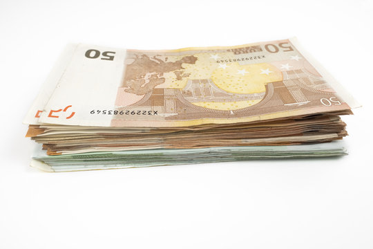 Ein dicker Stapel Eurobanknoten &uuml;ber wei&szlig;em Hintergrund