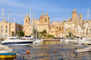 Deurstickers Birgu (Vittoriosa), Malta. Boat port of Vittoriosa in the background of the Church of St. Lawrence © Valery Rokhin