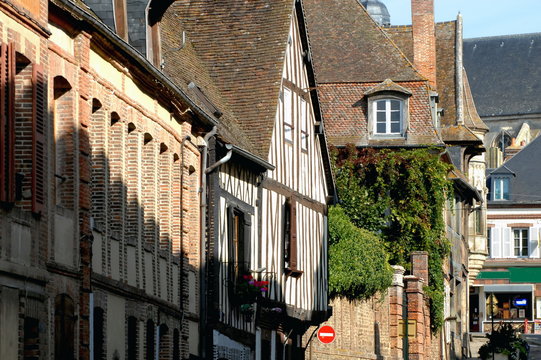 Ville de Verneuil-sur-Avre, maisons traditionnelles, briques et colombages, département de l'Eure, Normandie, France