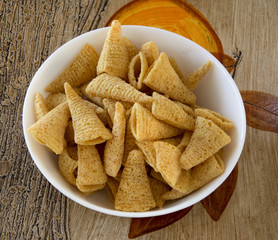 Cuenco con galletas saladas para el aperitivo.