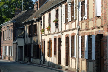 Fototapeta na wymiar Ville de Verneuil-sur-Avre, façades typiques du centre ville, département de l'Eure; Normandie, France