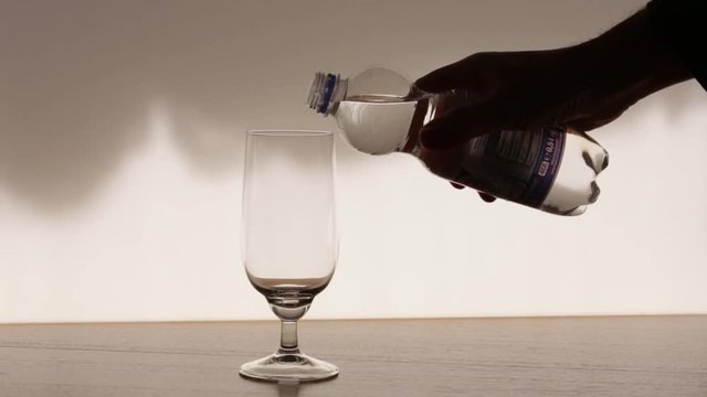 Wasser in Glas gie&szlig;en
