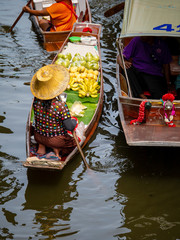 Obraz premium floating Market in Thailand and take a boat then have a great tour at Floating Market Damnoen Saduak, Thailand