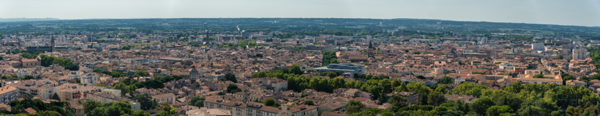 Fototapeta na wymiar Stadtpanorama von Nimes