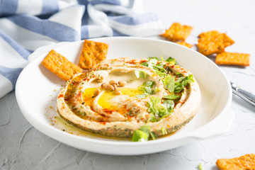Classic hummus with crispy crackers