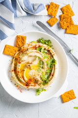 Classic hummus with crispy crackers