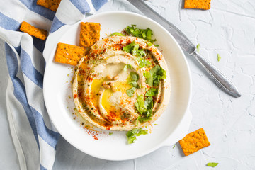 Classic hummus with crispy crackers