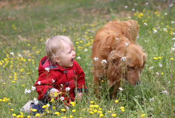 Complicité entre le bébé et son chien