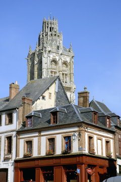 Ville de Verneuil-sur-Avre, clocher de l'église de la Madeleine et façade typiques de Normandie, département de l'Eure, Normandie, France
