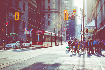 Heure de pointe aux intersections les plus achalandées de Toronto. Quartier financier à l& 39 arrière-plan.