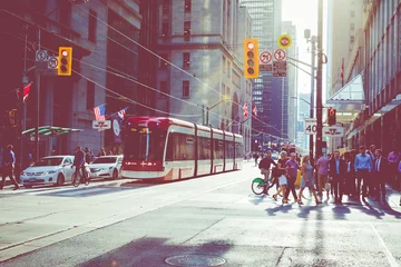 Foto op Aluminium Spitsuur op de drukste kruispunten van Toronto. Financiële wijk op de achtergrond. © Curioso.Photography