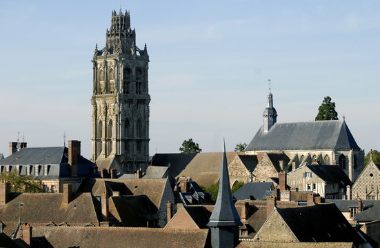 Ville de Verneuil-sur-Avre, les toits de la ville et la tour de la Madeleine, département de l'Eure, Normandie, France
