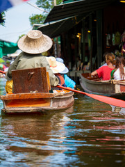 Obraz premium floating Market in Thailand and take a boat then have a great tour at Floating Market Damnoen Saduak, Thailand