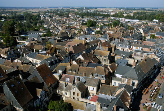 Ville de Verneuil-sur-Avre, les toits de la ville, vue aérienne, département de l'Eure, Normandie, France