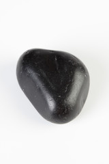 Beyaz arkaplanda siyah taş