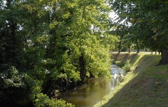 Ville de Verneuil-sur-Avre, rivière traverse la ville à l'ombre des arbres, département de l'Eure, Normandie, France