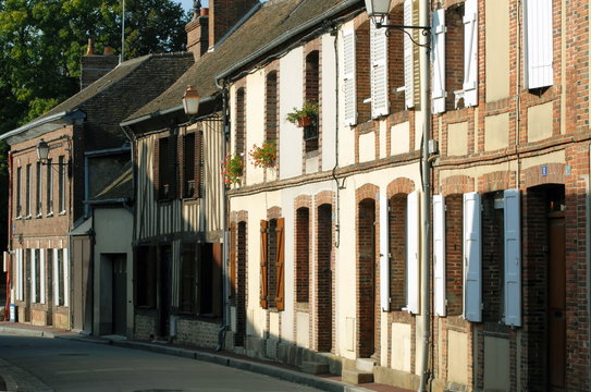 Ville de Verneuil-sur-Avre, ruelle typique du centre ville, département de l'Eure, Normandie, France