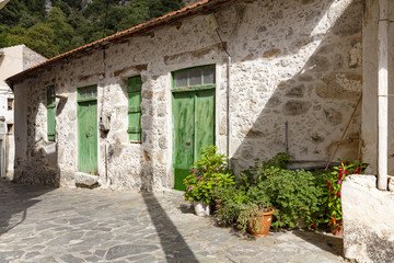 Typische Hausfassade auf der Insel Kreta im Dorf Spili, Griechenland